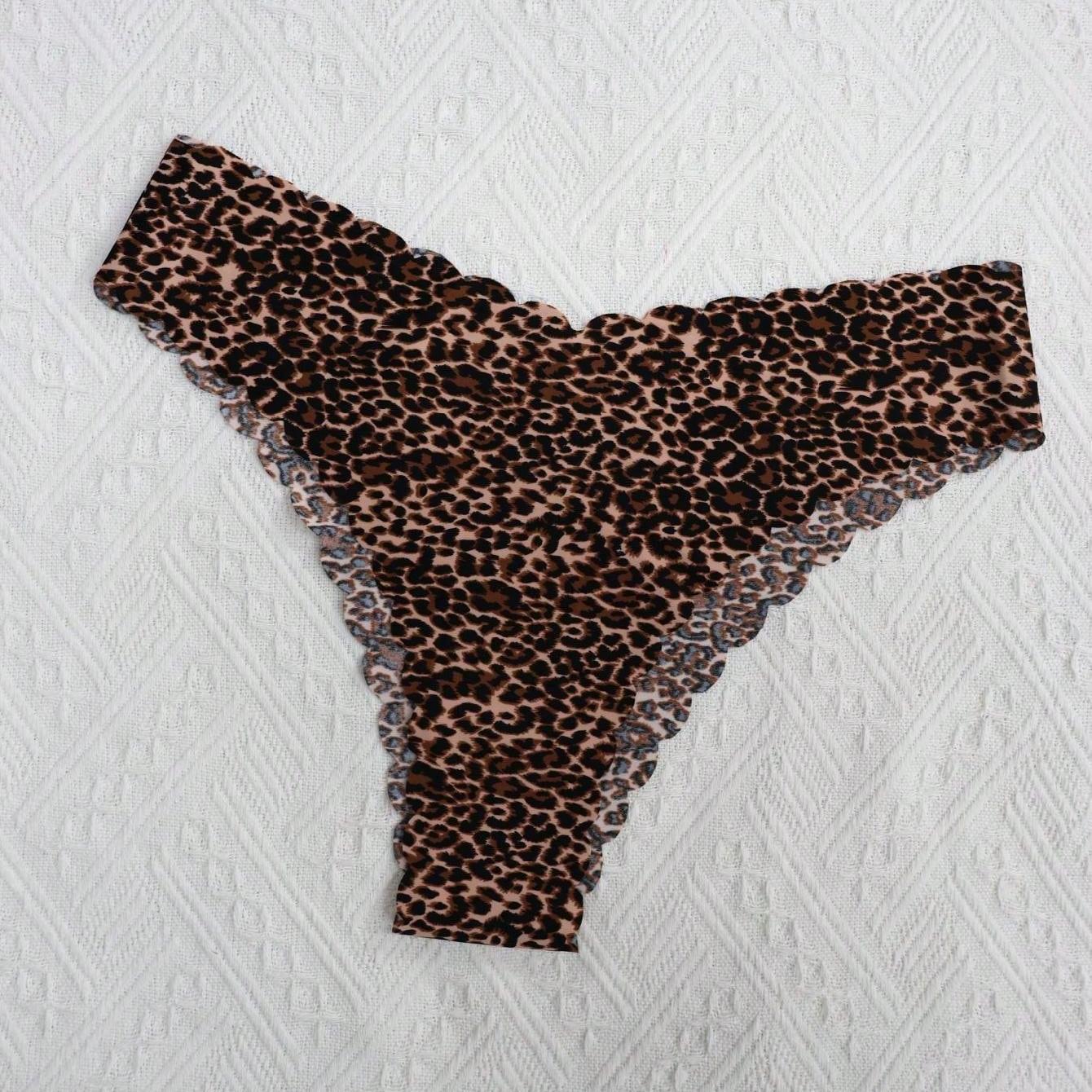 Printed base with wave-shaped edges and triangular-shaped underwear