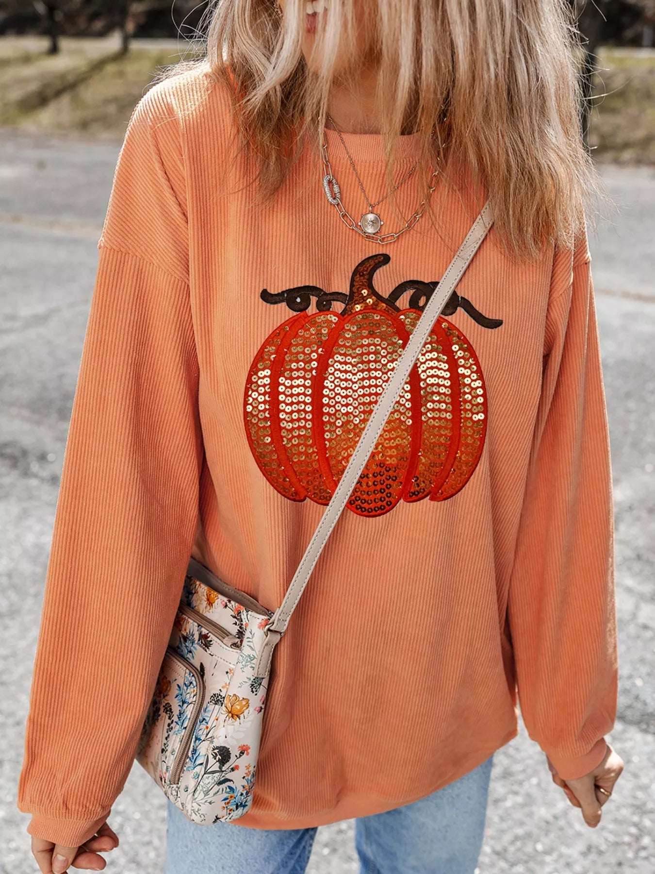 Halloween sequined pumpkin ribbed round neck sweatshirt.