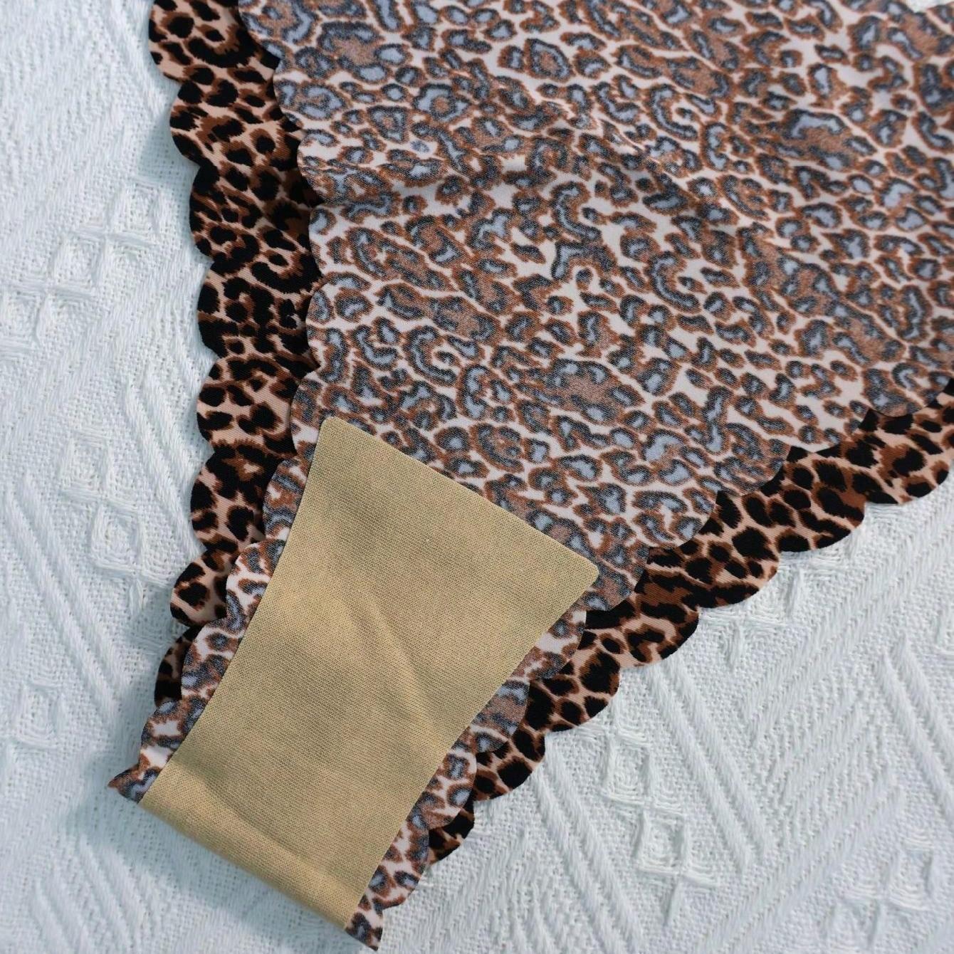 Printed base with wave-shaped edges and triangular-shaped underwear