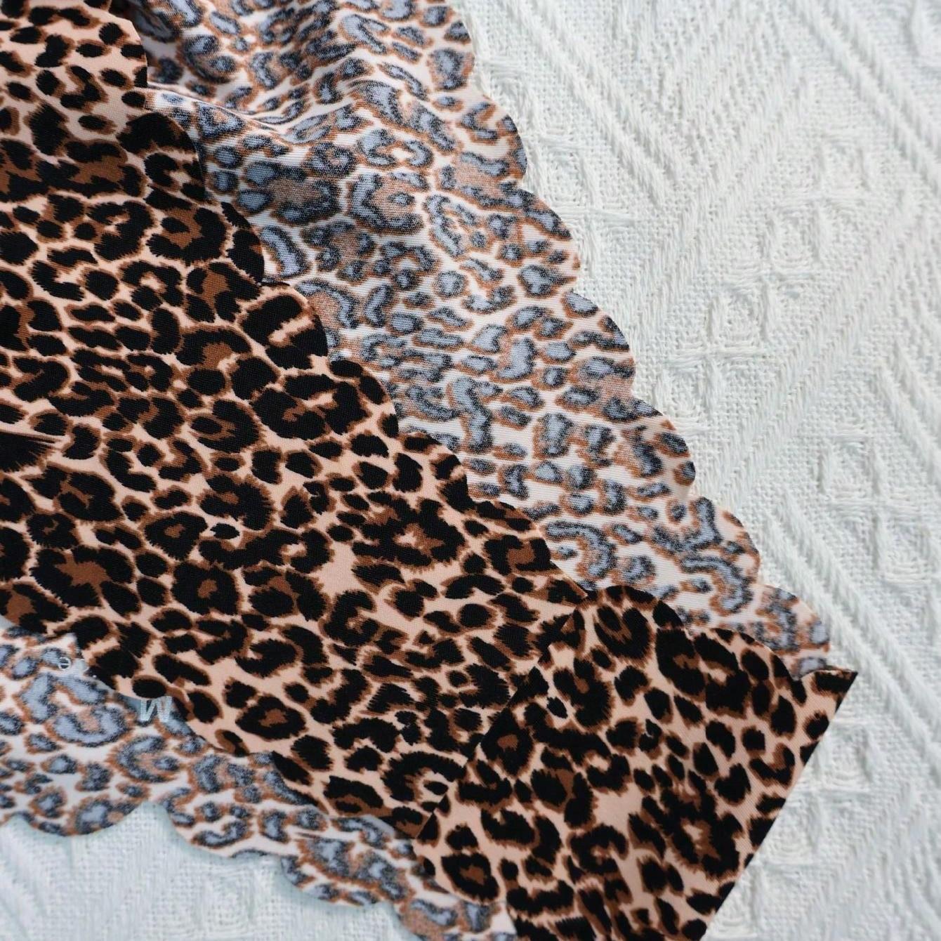 Printed base with wave-shaped edges and triangular-shaped underwear