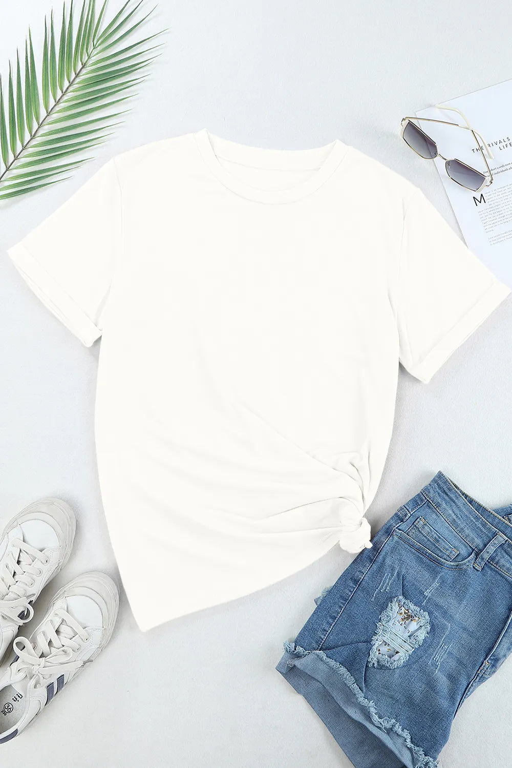 White round neck short sleeve t-shirt with a knot at the hem.